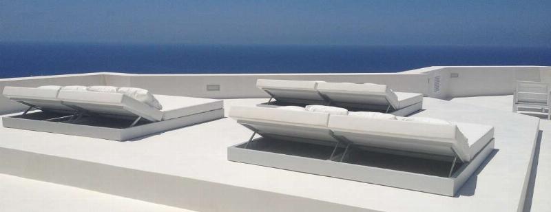 Conseils techniques détaillés pour l'application de peinture murale à la cire, mettant en évidence les couches fines, le mélange des couleurs et le lissage pour un rendu parfait